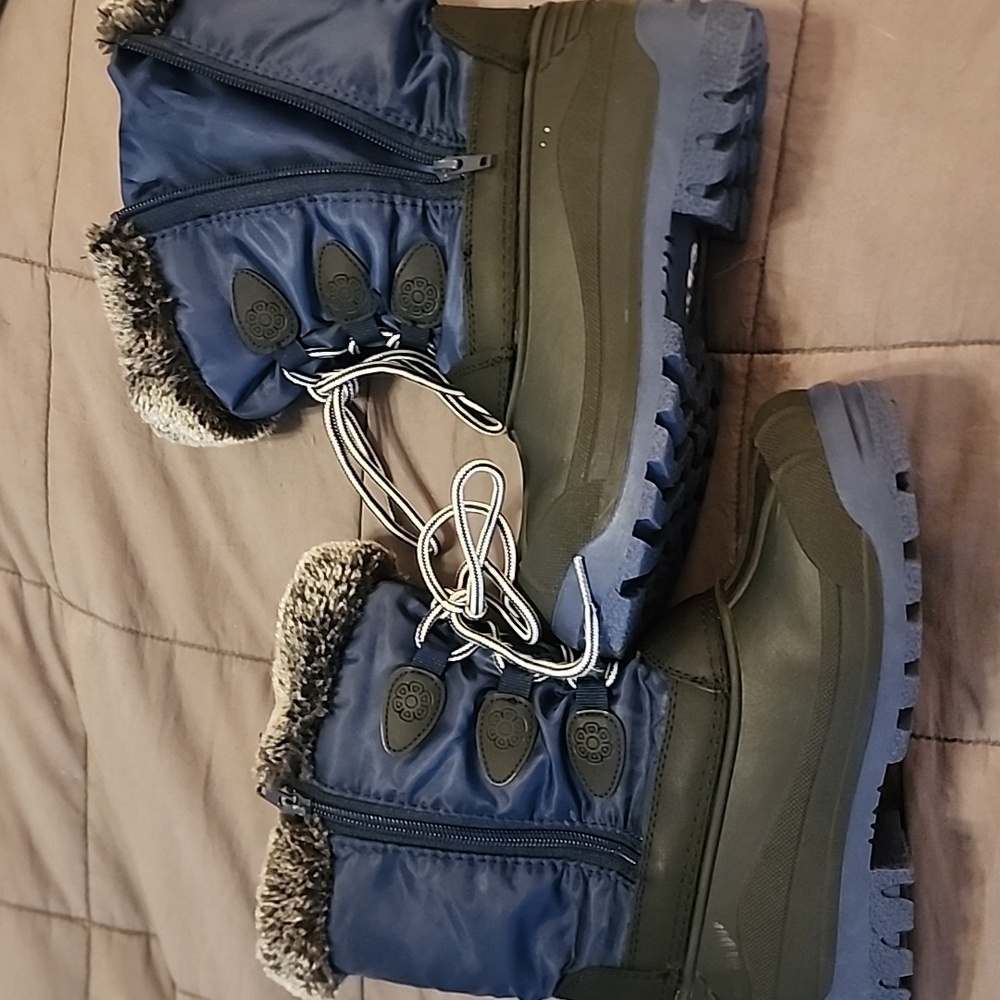 Boys Size 4 Snow Boots